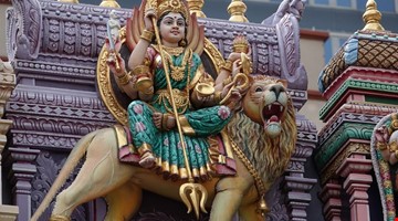 Una famiglia a spasso per l'Oriente